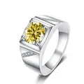 Macro-opname van een zilveren herenring met een grote gele moissanite als centrale steen - US 7 / 1 ct / Geel