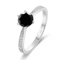 Nahaufnahme eines silbernen Sechs-Klauen-Rings mit schwarzem Moissanit und S925-Stempel - Einstellbar Offen / 1 ct / Schwarz