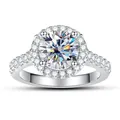 Macro-opname van ronde moissanite ring met briljante halo en pavé-instelling - 4.75 / Ronde Halo Stijl / Wit (1 Karaat)