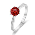 Nahaufnahme des S925-Stempels und der Sechs-Krallen-Fassung mit rotem Rund-Edelstein - Einstellbar Offen / 1 ct / Granatrot