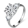 Dettaglio ravvicinato di un anello in argento s925 con una pietra rosa da 3 carati centrale - Taglia HK 10 / Bianco
