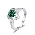 Detailansicht S925 Silberring mit grünem 1ct Moissanit Rundschliff und Herz-Krone-Design - HK Größe 9 / Sattes Grün