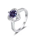Makro-Detail des S925-Silberrings mit 1ct lila Moissanit und herzförmigem Halo - HK Größe 9 / Violett
