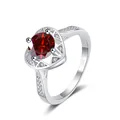 Ring aus S925 Sterlingsilber mit rundem rotem Stein in einer Herzform-Einfassung - HK Größe 9 / Tiefrot