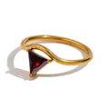Anello a V placcato oro 18K con zircone rosso intenso con taglio a triangolo lucido - US7 / Oro-Gennaio Rosso