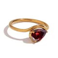 Elegante anello ondulato dorato con una gemma rosso scuro a forma di pera dal design chic - US7 (Perimetro 54mm) / Stile a Goccia d'Acqua Ondulata (TR25141) / Oro-Gennaio Rosso