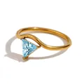 Anello a V placcato in oro 18K con uno zircone azzurro chiaro a forma triangolare - US7 / Oro - Marzo Blu Chiaro