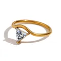 Anello a V minimalista placcato oro 18 carati con uno zircone triangolare lucido - US7 / Oro-Aprile Bianco