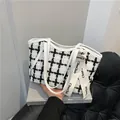 Klassische schwarz-weiß karierte Tweed-Tragetasche mit eleganten weißen Ledergriffen - Weiß