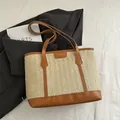 Große beige geflochtene Stroh-Tragetasche mit braunen Ledergriffen für sommerliche Reisen - Braun