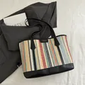 Große bunt gestreifte Strohtasche mit schwarzen Lederriemen und modischem Label - Mehrfarbig Schwarz
