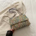 Blumige Jacquard-Umhängetasche mit gewebtem Kettenriemen in Vintage-Creme und Blau - Blau