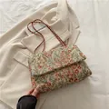Florale Jacquard-Tasche mit rotem Kettenriemen im französischen Vintage-Stil - Rot
