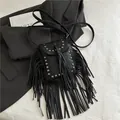 Sac bandoulière noir à franges et clous argentés en cuir grainé au style rétro - Noir
