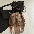 Sac bandoulière en cuir grainé kaki avec rivets vintage et longues franges - Kaki