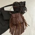 Sac bandoulière vintage marron foncé avec franges et rivets au style bohème - Marron