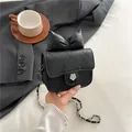 Mini-Umhängetasche in Schwarz mit Leder-Schleife und Kamelienblüten-Metallverschluss - Schwarz