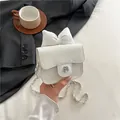 Weiße Mini-Stepptasche mit Kette, Leder-Schleife und floralem silbernem Verschluss - Weiß