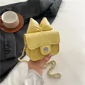 Gelbe Mini-Umhängetasche mit gestepptem Muster, Schleife und Kamelien-Verschluss - Gelb