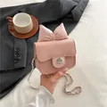 Rosafarbene Mini-Umhängetasche mit Steppmuster, Kamelien-Verschluss und großer Schleife - Rosa