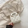 Mini borsa bianca trapuntata con cuciture a rombi, manico e dettagli dorati - Bianco