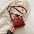 Mini borsa a tracolla trapuntata rosso vintage in ecopelle con dettagli dorati - Rosso