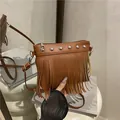 Sac seau vintage français en similicuir marron avec franges et clous argentés - Marron