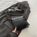 Borsa a secchiello nera in pelle PU con borchie, frange e tracolla regolabile in pelle - Nero