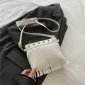 Sac seau blanc en similicuir avec clous argentés et longues franges pour femmes - Blanc