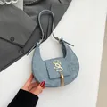 Bolso hobo azul niebla minimalista con logo dorado y borla de cadena de metal - Azul