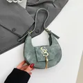 Bolso de media luna retro en verde salvia acabado ante con logo dorado y detalle borla - Verde