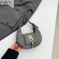 Bolso hobo gris de tela texturizada con logotipo dorado y borla decorativa - Gris