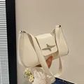 Vue détaillée de la boucle étoile argentée sur un sac à bandoulière en similicuir crème - Taille unique / Blanc Cassé