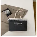 Borsa tote in tela nera con bordo in pizzo bianco e stampa di lettere minimal - Nero