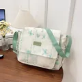 Sac bandoulière beige avec bandoulière vert clair et imprimé papillon doux - Vert
