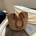 Borsa tote intrecciata a mano beige con manici in pelle marrone e cuciture rustiche - Marrone