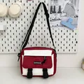 Borsa a tracolla minimalista in tela rossa e bianca con tracolla regolabile e fibbia - Borgogna