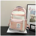 Detalle de la mochila escolar rosa y blanca con múltiples bolsillos y hebillas prácticas - Estilo Combinado de Rosa y Blanco / Rosa