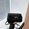 Bolso de hombro minimalista negro con lazo dorado y correa fina ajustable para mujer - Negro
