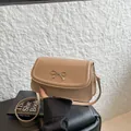 Elegante bolso beige para el hombro con lazo dorado y correa fina para mujer - Caqui