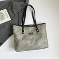 Borsa tote grigia con trama marmorizzata, manici neri e rivetti metallici in stile moderno - Grigio chiaro