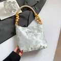 Hellgraue Satin-Schultertasche mit Schmetterlingsstickerei und Holzperlengriffen - Schleife Blau