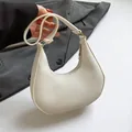 Bolso de hombro minimalista blanco crema con textura de cuero lichi y diseño de media luna - Blanco