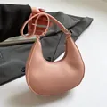 Bolso de hombro rosa tipo media luna en cuero lichi para mujer - Rosa