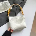 Weiße Satin-Unterarmtasche mit traditioneller chinesischer Stickerei und Holzperlengriff - Schirm Beige