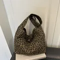 Borsa tote in tela con stampa leopardata marrone, macchie nere e tracolla larga - Marrone