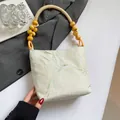 Borsa tote con ricamo di bambù in tessuto crema con manici in perline di legno giallo - Stile Foglia Beige
