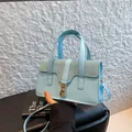 Sac à main élégant bleu clair à motif crocodile avec cristaux et fermoir en métal - Bleu