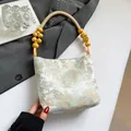 Borsa in raso jacquard con motivo paesaggistico e manico in perle di legno - Stile Padiglione Blu