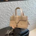 Sac à main élégant en texture crocodile abricot avec rabat pailleté et boucle métal - Kaki
